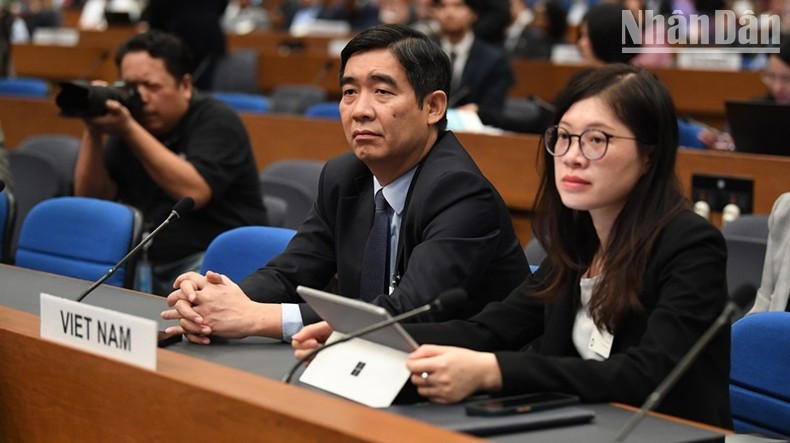 Vietnamese Ambassador to Thailand Pham Viet Hung (left) and head of the Vietnamese delegation Phan Thi Minh Giang at the conference. (Photo: NDO)