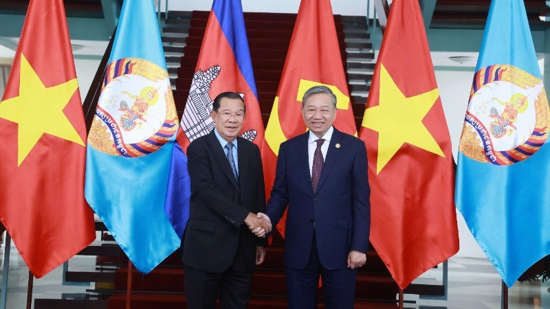 General Secretary of the Communist Party of Vietnam (CPV) Central Committee To Lam (R), and President of the Cambodian People's Party (CPP) and President of the Cambodian Senate Hun Sen at the meeting in Ho Chi Minh City. (Photo: VNA)