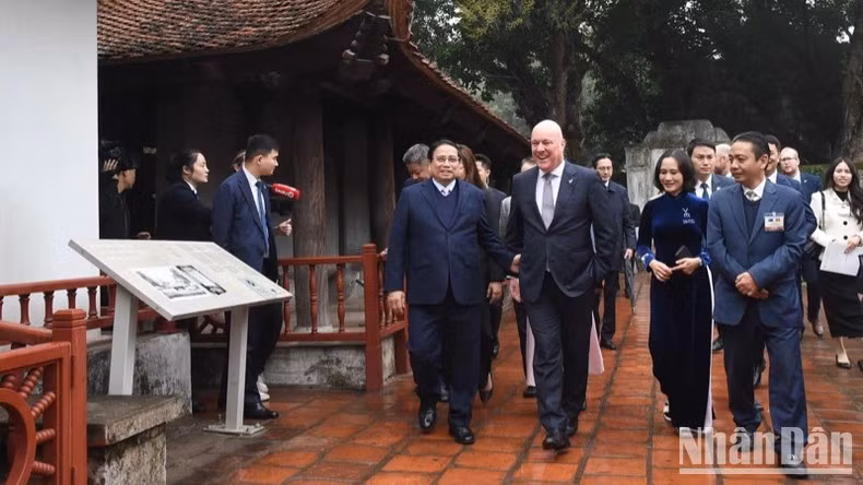 Prime Minister Pham Minh Chinh and his New Zealand counterpart Christopher Luxon visit Van Mieu-Quoc Tu Giam (Temple of Literature Complex) in Hanoi on February 27. (Photo: NDO)