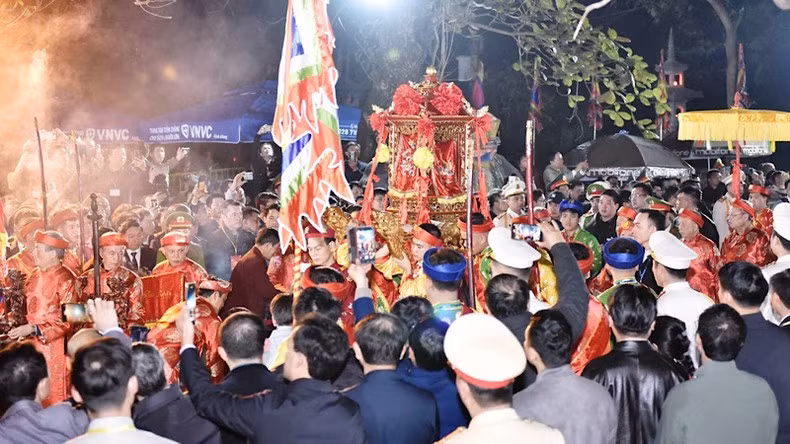 Palanquin procession at the Tran Temple in Nam Dinh.