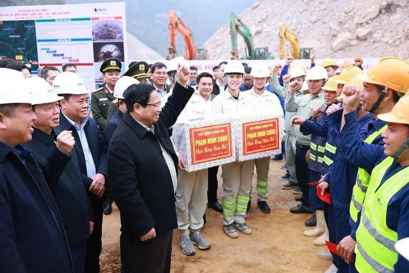 PM Pham Minh Chinh gives encouragement to workers at the construction site of the Dong Dang (Lang Son) – Tra Linh (Cao Bang) expressway project in Cao Bang province on February 2. (Photo: VNA) 