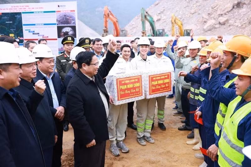 PM Pham Minh Chinh gives encouragement to workers at the construction site of the Dong Dang (Lang Son) – Tra Linh (Cao Bang) expressway project in Cao Bang province on February 2. (Photo: VNA) 