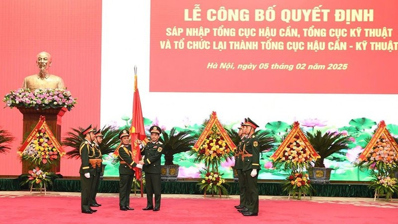 Defence Minister Phan Van Giang presents the military flag to the General Department of Logistics-Technology. (Photo: MOD)