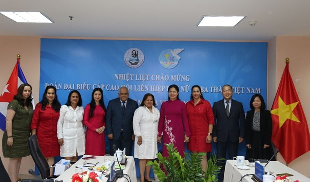Participants pose for a group photo at the reception. (Photo: VNA)
