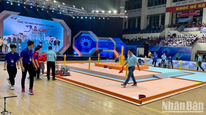 A match on the opening day of Vietnam Robocon 2023.