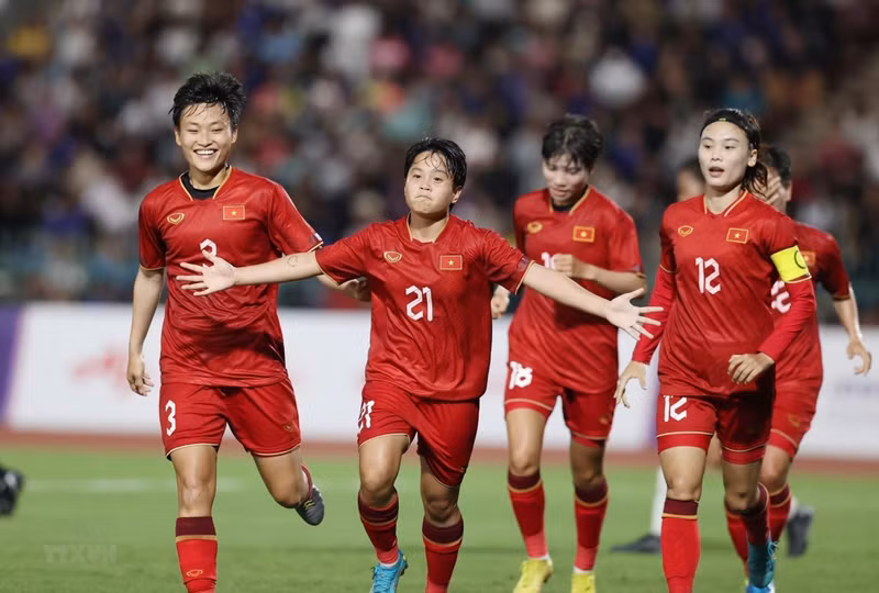 Vietnam’s Ngan Thi Van Su (number 21) celebrates scoring their first goal with teammates. (Photo: VNA)