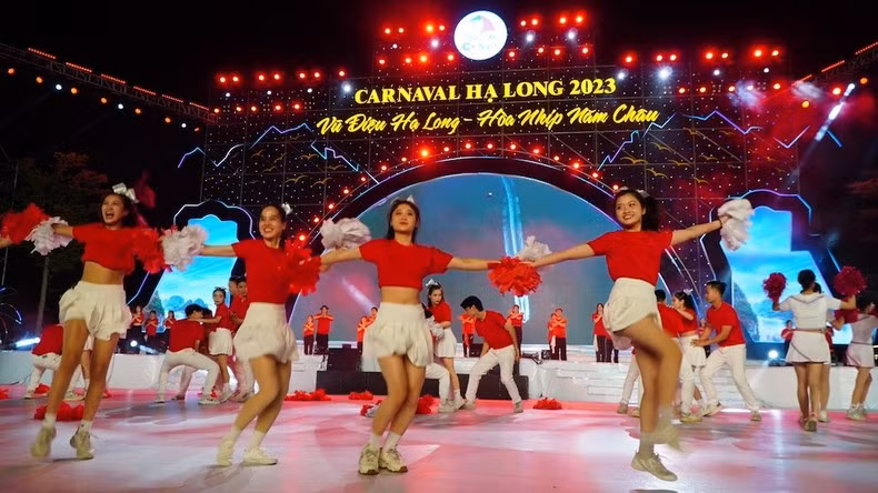 The opening ceremony of the Ha Long Carnival.