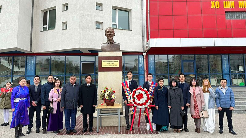 Flowers are offered to President Ho Chi Minh on the 133rd birth anniversary of the late leader.