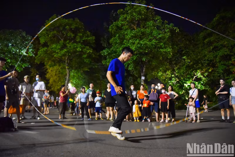 Young people play a game of rope skipping.