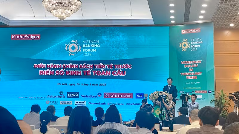 Deputy Governor of the State Bank of Vietnam Pham Thanh Ha speaks at the forum.