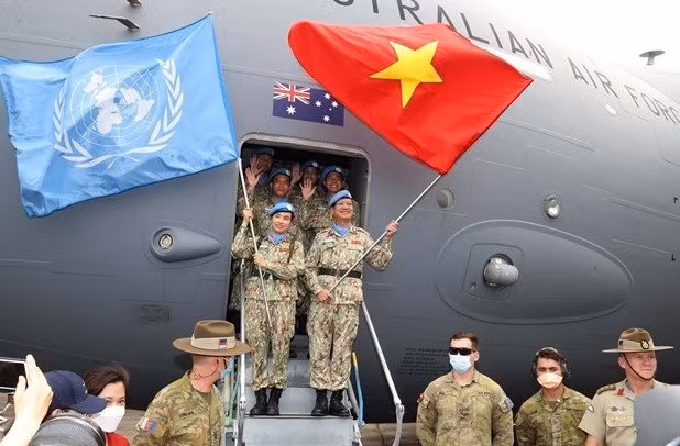Officers of Vietnam's Engineering Unit Rotation 1 and Level-2 Field Hospital Rotation 4 depart for the UN missions in Abyei and South Sudan, respectively, in late April 2022. (Photo: VNA)