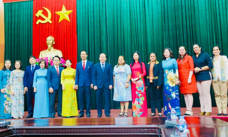 Hai Phong leaders and the Cuban women delegation.