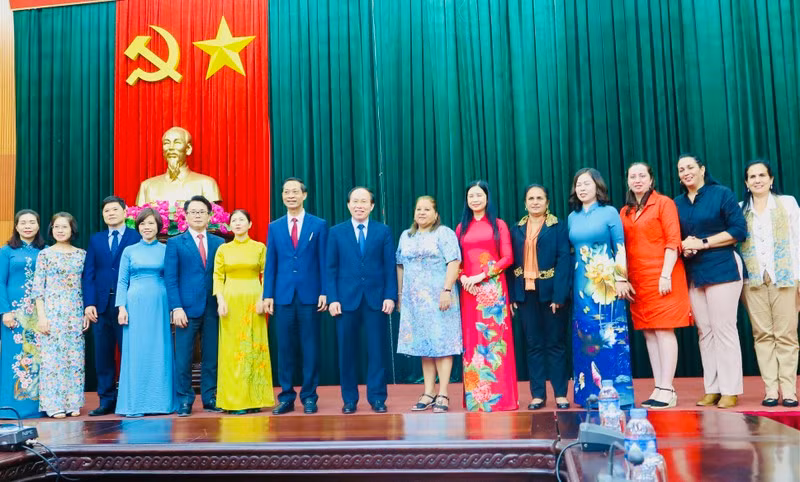 Hai Phong leaders and the Cuban women delegation.