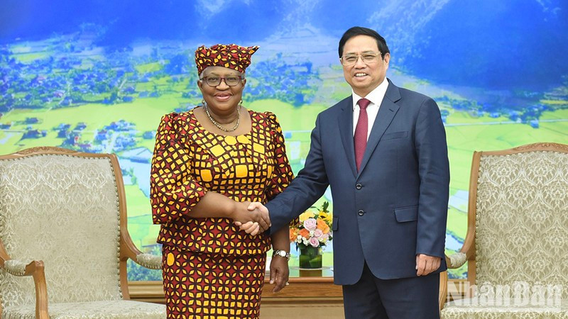 Prime Minister Pham Minh Chinh (R) shakes hands with Director-General of the World Trade Organisation (WTO) Ngozi Okonjo-Iweala. (Photo: NDO/Tran Hai) 