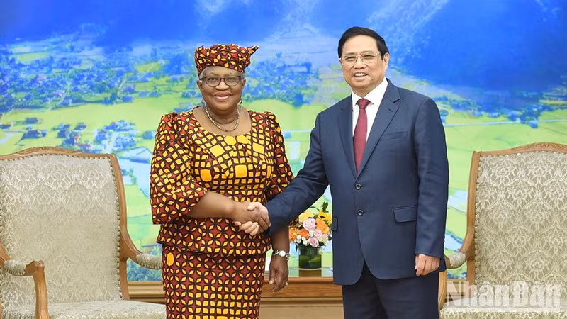 Prime Minister Pham Minh Chinh (R) shakes hands with Director-General of the World Trade Organisation (WTO) Ngozi Okonjo-Iweala. (Photo: NDO/Tran Hai) 