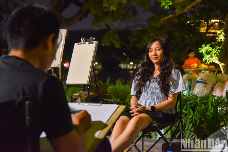 A tourist and painter drawing her portrait.