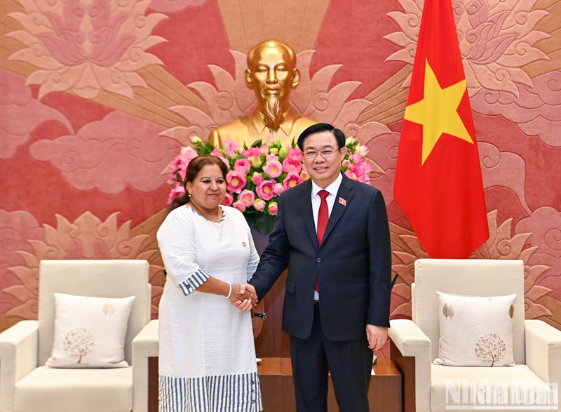 NA Chairman Vuong Dinh Hue (R) and Secretary General of the Cuban Women's Union Teresa María Amarelle Boúe. (Photo: Duy Linh)