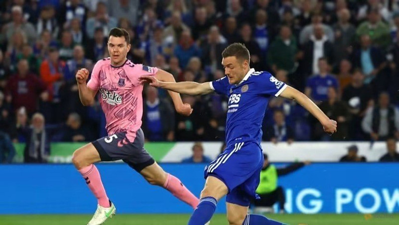 Leicester City’s Jamie Vardy scores their second goal. (Photo: Reuters) 