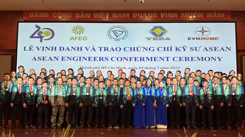 The ceremony to award the ASEAN certificate to Vietnamese electrical engineers.