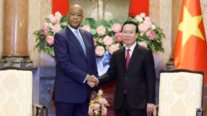 President Vo Van Thuong (R) receives Abdulrahman Omar Kinana, Politburo member and CCM Vice Chairman. (Photo: VNA)