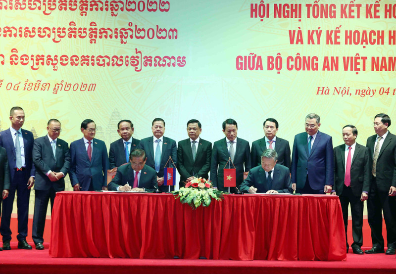 Vietnamese Minister of Public Security Gen. To Lam (R) and Cambodian Deputy PM and Minister of Interior Samdech Krolahom Sar Kheng sign the two ministries' 2023 cooperation plan on March 4. (Photo: VNA)