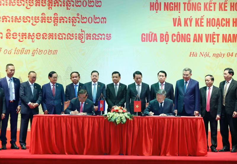 Vietnamese Minister of Public Security Gen. To Lam (R) and Cambodian Deputy PM and Minister of Interior Samdech Krolahom Sar Kheng sign the two ministries' 2023 cooperation plan on March 4. (Photo: VNA)