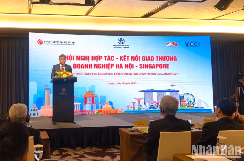 Hanoi Vice Chairman Nguyen Manh Quyen speaks at the conference. (Photo: Nhan Dan)