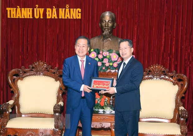 Secretary of the Da Nang municipal Party Committee Nguyen Van Quang (R) presents gift to Mayor of Daegu Hong Joon-pyo (Photo: VNA)