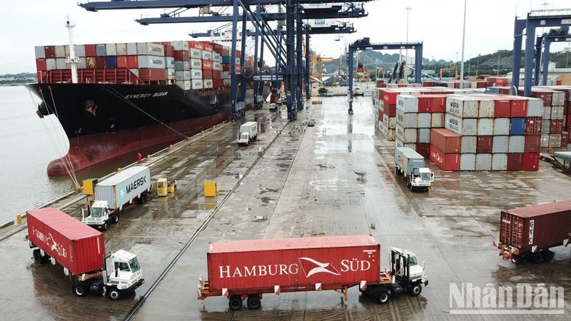 A seaport in Vietnam. (Photo: Song La)