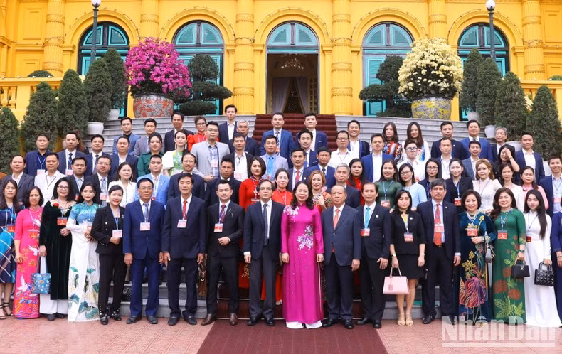 Vice President Vo Thi Anh Xuan and representatives of the VINASME.