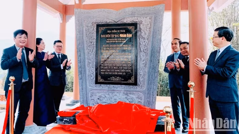 The stele commemorating a former workplace of Nhan Dan’s editorial board.