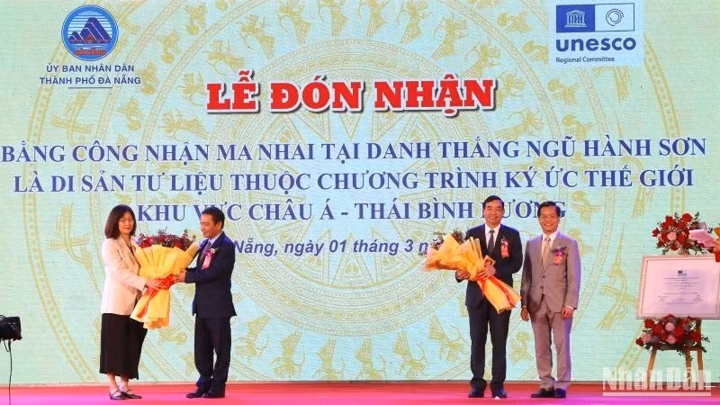 At the hand-over ceremony (Photo: Nhan Dan)