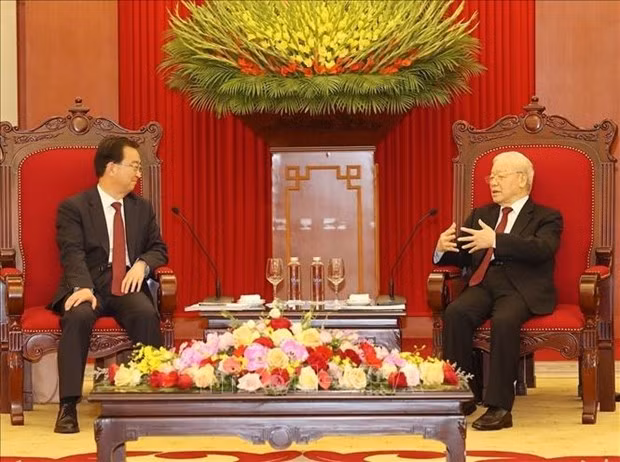 Party General Secretary Nguyen Phu Trong (R) and Wang Ning, Secretary of Yunnan province's Party Committee. (Photo: VNA)