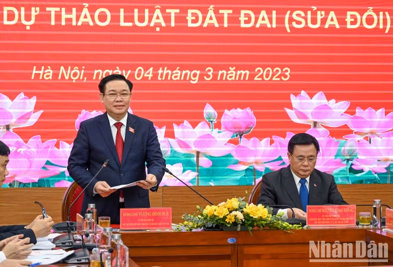 NA Chairman Vuong Dinh Hue speaks at the seminar in Hanoi on March 4. (Photo: Duy Linh)