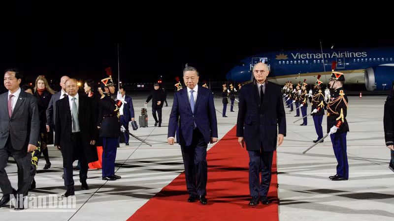 The welcome ceremony for General Secretary and President To Lam at Orly Airport in Paris. (Photo: NDO)