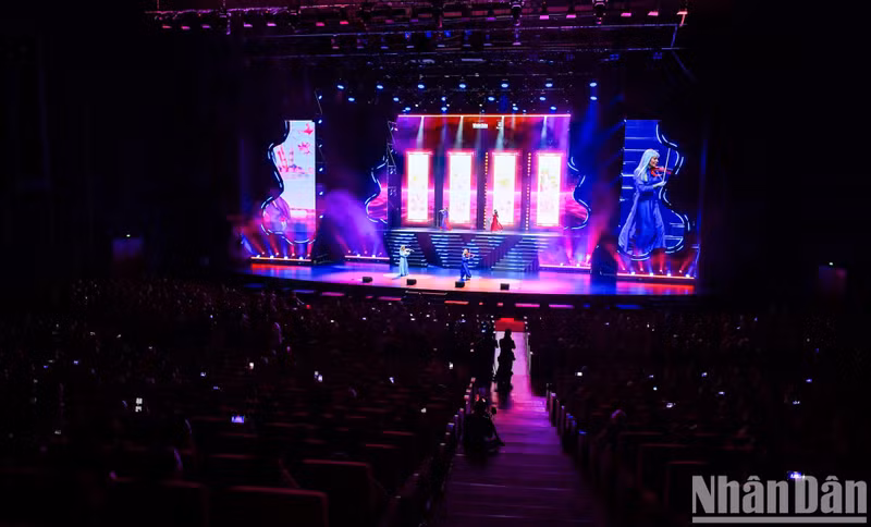 Graphics on the stage are synchronised with the sounds of violin and cello.