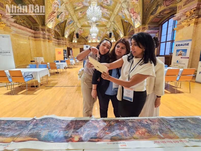 Foreign delegates experience the interactive panorama. (Photo: Minh Duy)