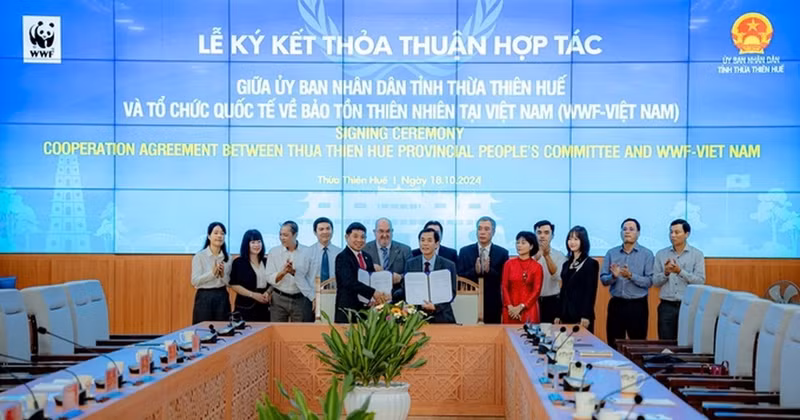The signing ceremony between Thua Thien Hue and WWF Vietnam. (Photo: VNA)