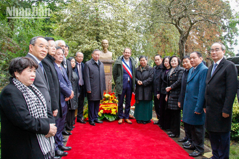 Party General Secretary and State President To Lam and a high-ranking delegation of Vietnam lay flowers in tribute to President Ho Chi Minh at his statue in Montreau Park in Montreuil city, France, on October 6. (Photo: NDO)