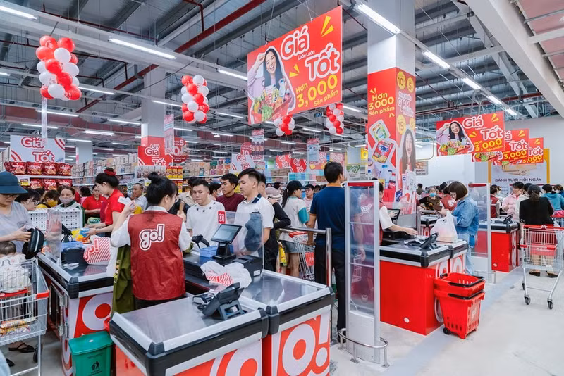 Consumers shopping at supermarket. (Photo: VNA)