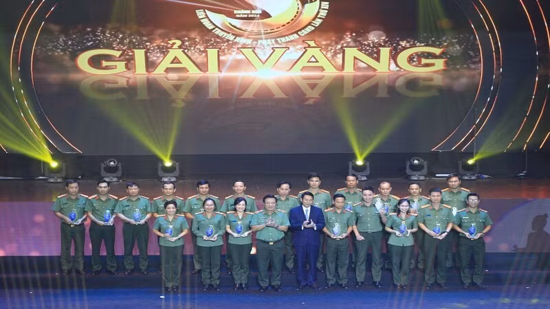 The organisers present the gold prizes to the winners.