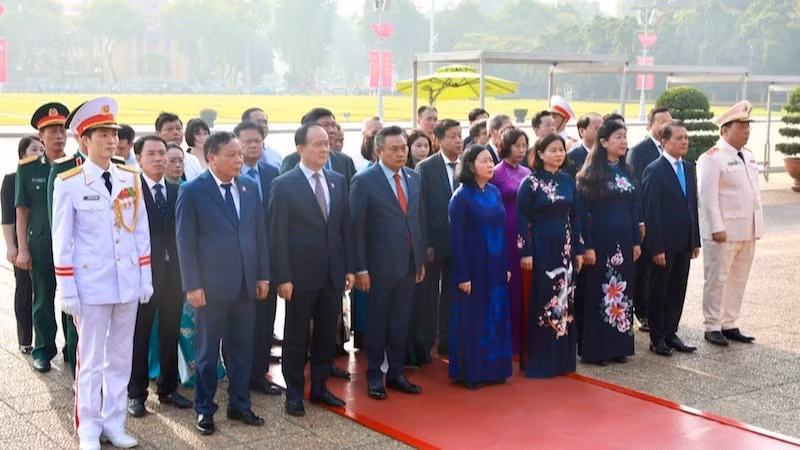 Hanoi leaders pay tribute to President Ho Chi Minh.