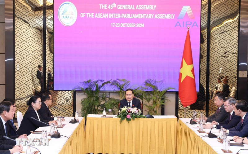 Chairman of the National Assembly Tran Thanh Man receives State Audit Organisation of Laos President Viengthavisone Thephachanh in Vientiane on October 18. (Photo: VNA)