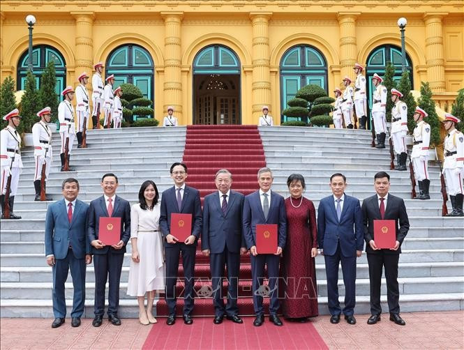 Party General Secretary and State President To Lam poses for a photo with new Vietnamese ambassadors. (Photo: VNA)
