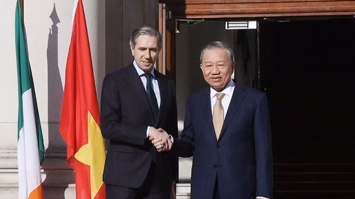 Party General Secretary and State President To Lam (R) and Irish Prime Minister Simon Harris at their meeting in Dublin on October 3. (Photo: VNA)