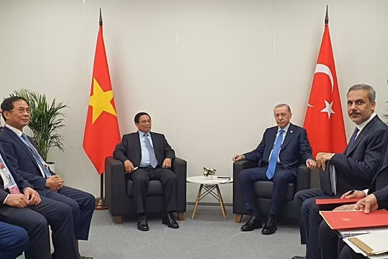 Vietnamese Prime Minister Pham Minh Chinh meets with Turkish President Recep Tayyip Erdogan in Kazan on October 23 evening (local time). (Photo: VNA)