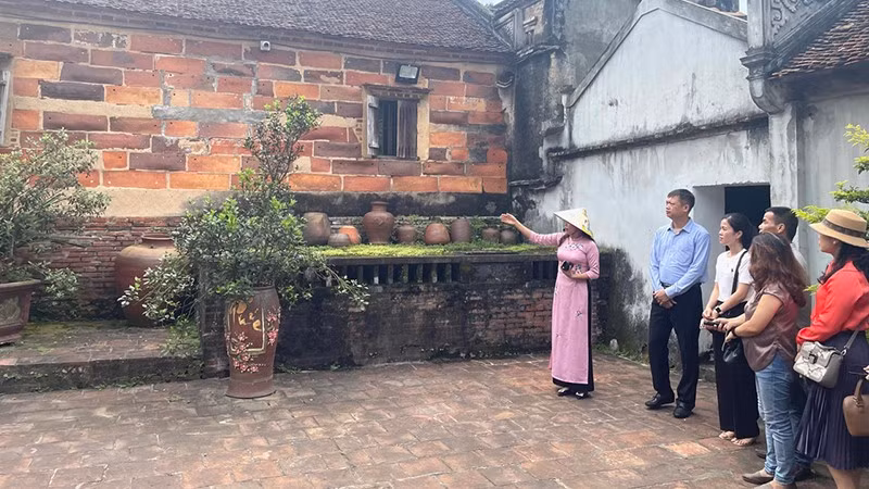Visitors at Bo Da Temple in Viet Yen District.