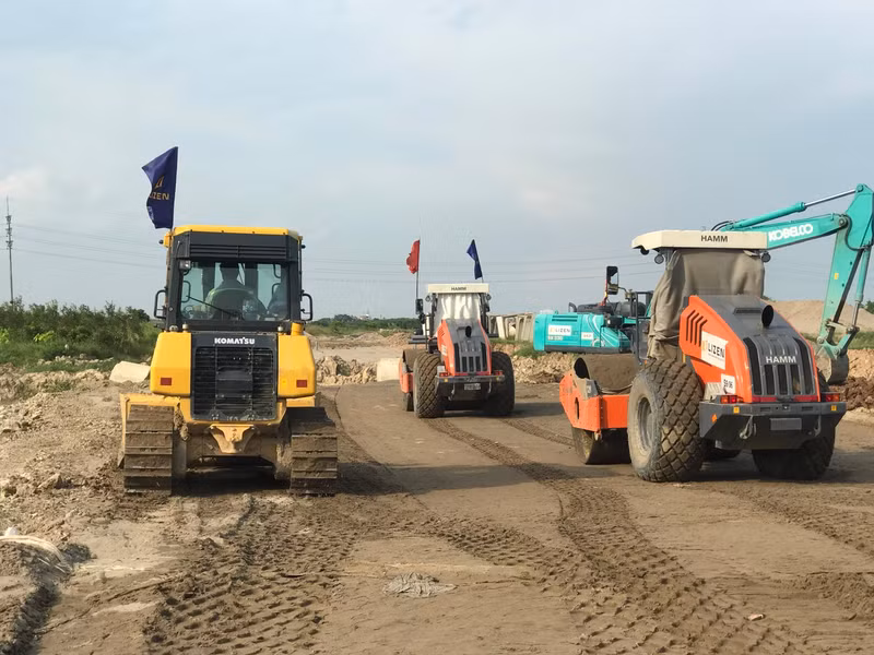 Construction of a road parallel to Hanoi’s fourth ring road in Hung Yen Province.