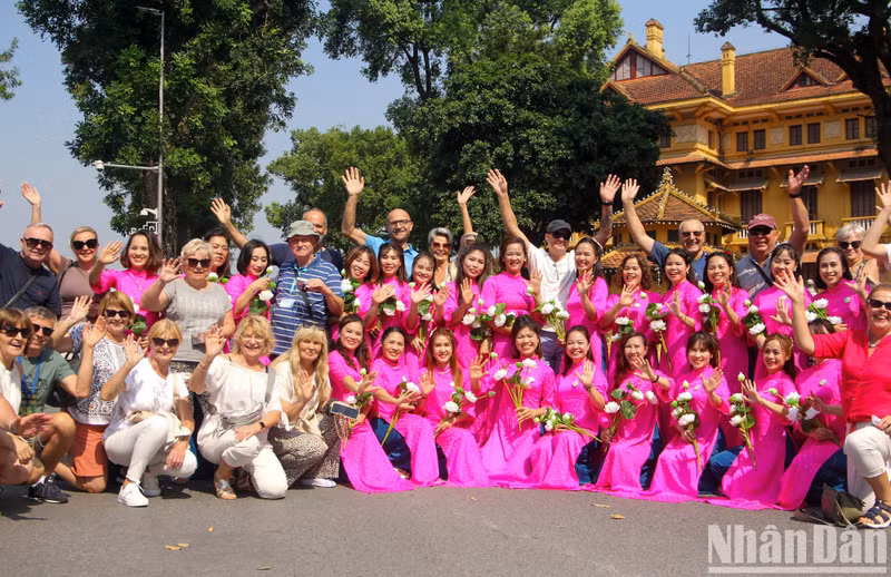 The carnival draws the attention of many foreign visitors. The carnival draws the attention of many foreign visitors.