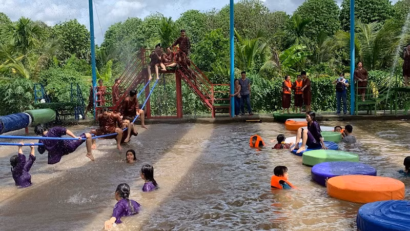 Visitors at the Ong De ecotourism area in Phong Dien District, Can Tho.